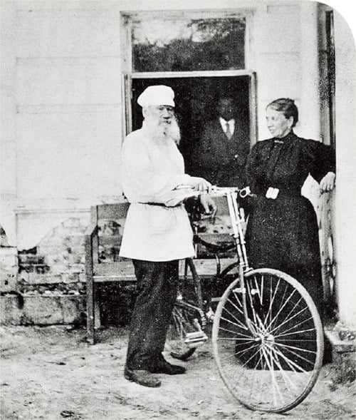 67세 때인 1895년 자전거를 배우며 어린 아들을 잃은 슬픔을 이긴 톨스토이. 옆은 부인.  