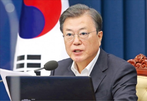 문재인 대통령이 9일 청와대 여민관에서 열린 수석·보좌관회의에서 발언하고 있다.  허문찬 기자 sweat@hankyung.com 