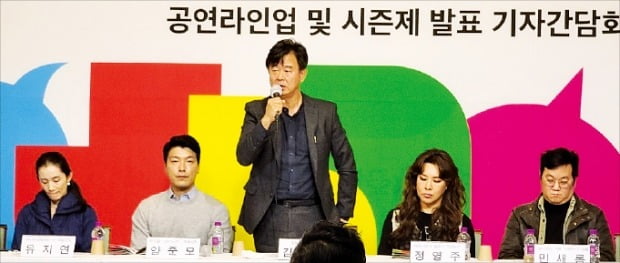 김희철 정동극장 대표(가운데)가 11일 열린 기자간담회에서  ‘시즌제 도입’ 등 변화와 혁신 방안에 대해 설명하고 있다.   /연합뉴스 