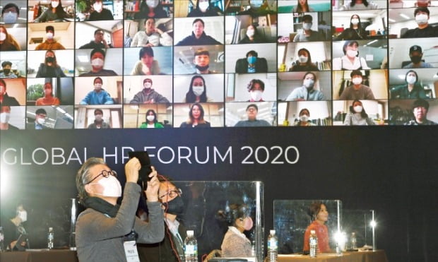 서울 광장동 그랜드워커힐호텔에서 11일 개막한 ‘글로벌인재포럼 2020’의 참가자들이 연사들의 발표에 집중하고 있다.   /허문찬 기자 sweat@hankyung.com 