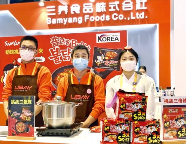 삼양식품은 지난 5일 상하이에서 열린 ‘중국 국제수입박람회’에서 불닭볶음면 홍보관을 운영하고 라이브방송을 진행했다.   삼양식품 제공  