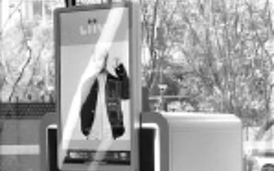 생체 인증…터치 한 번으로 5만원권 인출, 디지털로 진화한 '국민銀 ATM'