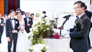 LH '행복한 동행 결혼식'…입주민 15쌍 새 출발