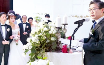 LH '행복한 동행 결혼식'…입주민 15쌍 새 출발