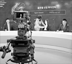 미래에셋대우 리서치센터 연구원들이 글로벌 산업 투자전략을 소개하는 영상 촬영을 위해 준비하고 있다.  미래에셋대우 제공  