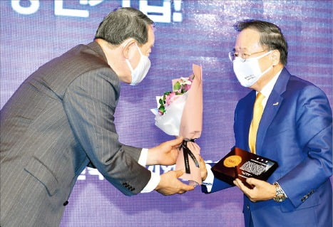 구자관 삼구아이앤씨 대표(오른쪽)가 강호갑 중견기업연합회 회장으로부터 공로패를 받고 있다. /중견기업연합회 제공 