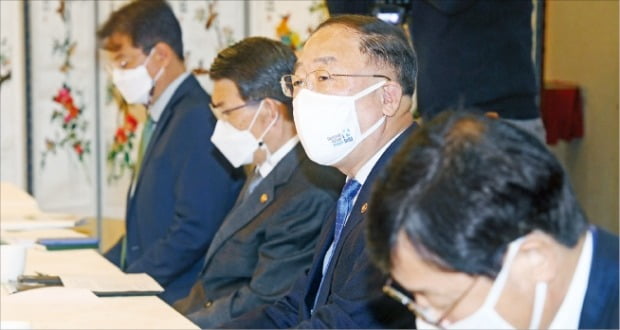 홍남기 부총리 겸 기획재정부 장관(오른쪽 두 번째)이 19일 정부서울청사에서 ‘11·19 부동산 대책’ 내용을 브리핑하고 있다.   /강은구  기자  egkang@hankyung.com 