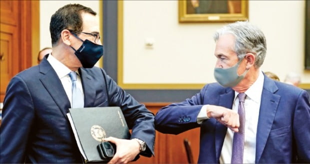 < 두달 전까지 이랬던 ‘경제 투톱’ > 스티븐 므누신 미국 재무장관(왼쪽)과 제롬 파월 중앙은행(Fed) 의장이 지난 9월 22일 워싱턴DC 국회의사당에서 하원 금융위원회 청문회가 시작되기 전 팔꿈치 인사를 나누고 있다. /AFP연합뉴스