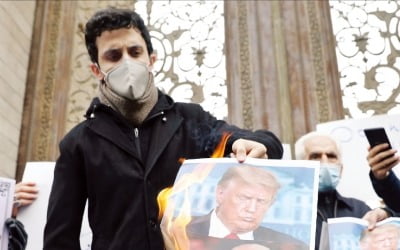 이란 핵 과학자 암살로 중동 전운 고조…하메네이 "복수할 것"