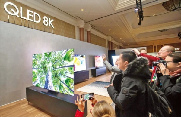 삼성전자가 지난 1월 미국 라스베이거스에서 연 2020년형 8K TV 신제품 공개 기자간담회에서 현지 기자들이 제품을 살펴보고 있다.  삼성전자 제공 