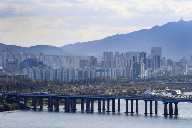 서울 성동구 응봉산에서 본 동호대교 너머 강남지역 아파트 단지 전경. /한경DB