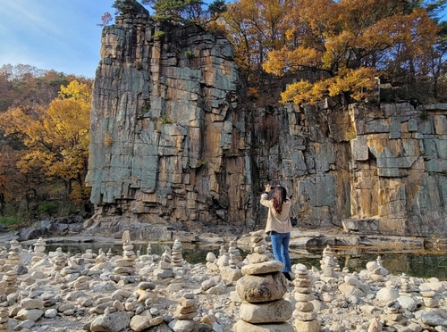 [픽! 단양] 단양 사인암, 관광객 소원 품은 돌탑 '눈길'