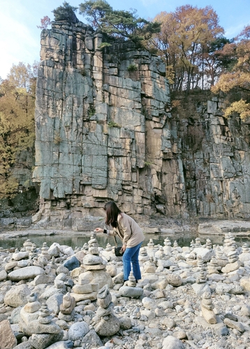 [픽! 단양] 단양 사인암, 관광객 소원 품은 돌탑 '눈길'