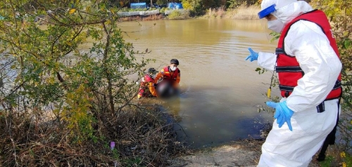 못에 빠진 70대 10여분 만에 구조…생명에 지장 없어