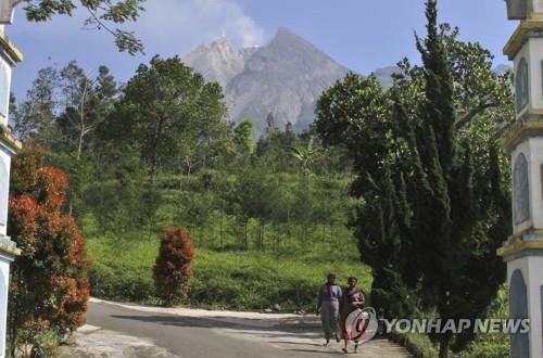 인도네시아 므라피 화산 경보단계 상향…용암 분출 예상