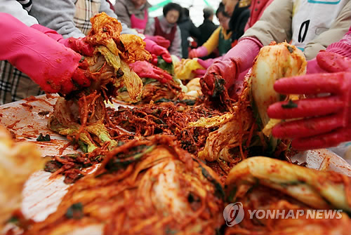 "2∼3포기 더 담그세요" 춘천시 이웃과 김장 나누기 '눈길'