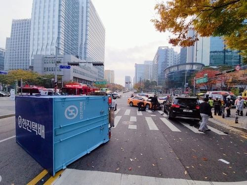 서울 구로디지털단지 사거리서 택시·택배 트럭 충돌 사고