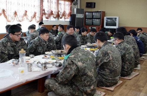 "입·퇴소식 편하게 보세요"…임실군, 35사단에 텐트·의자 지원