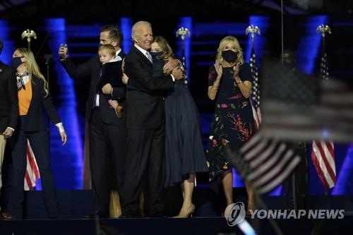 [바이든 당선] '축제의 장' 승리연설…마스크 쓰고 뛰어나와 "통합" 역설