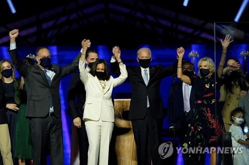 [바이든 당선] '축제의 장' 승리연설…마스크 쓰고 뛰어나와 "통합" 역설