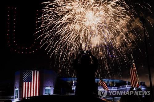 [바이든 당선] '축제의 장' 승리연설…마스크 쓰고 뛰어나와 "통합" 역설