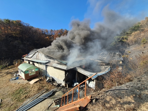 보은 시계공장 화재 산불로 이어져…3시간 만에 진화