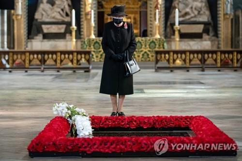 영국 여왕, 공식석상 첫 마스크 착용…무명용사 묘소에 헌화