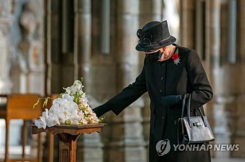 영국 여왕, 공식석상 첫 마스크 착용…무명용사 묘소에 헌화