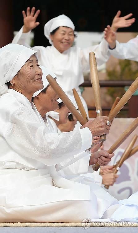 "코로나 종식돼 공연했으면"…최고령 '할머니 공연단'의 소망