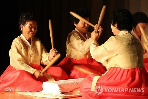 "코로나 종식돼 공연했으면"…최고령 '할머니 공연단'의 소망