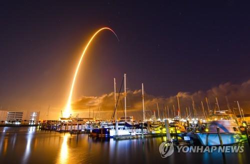 스페이스X 우주선 4명 태우고 '실전'…ISS 민간운송 본격화 신호