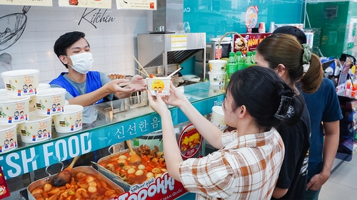 GS25 "베트남에서 11일은 '떡볶이 데이'"…한국쌀 가공식품 판촉