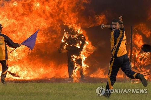 인도서 오토바이 타고 127m 화염 터널 통과…세계 기록