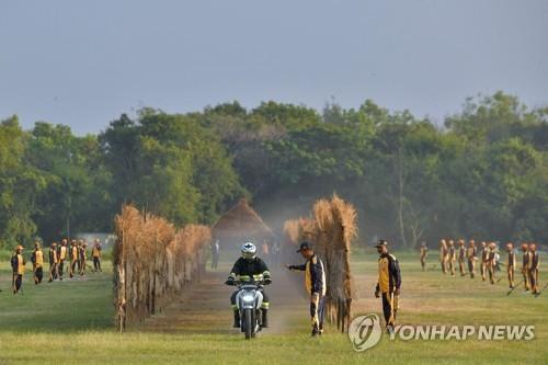 인도서 오토바이 타고 127m 화염 터널 통과…세계 기록