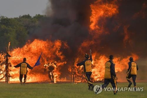 인도서 오토바이 타고 127m 화염 터널 통과…세계 기록