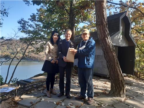 옥천 '세상에서 제일 작은 교회' 장애인 가정에 헌금 전달