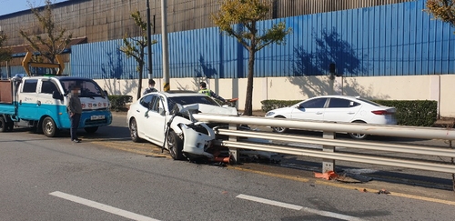 부산서 승용차가 중앙분리대 정면충돌…운전자 부상