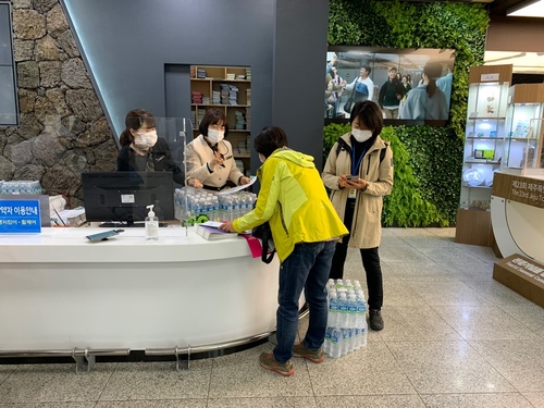 [제주소식] 제주도관광협회, 단체 관광객 대상 삼다수 제공