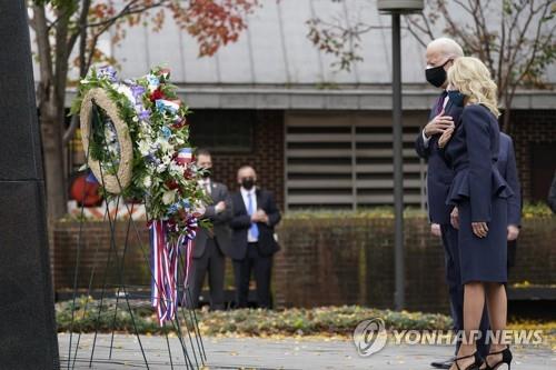 바이든, 재향군인의 날 맞아 한국전 참전기념비 헌화