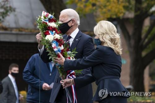 바이든, 한국전 참전기념비 헌화…"참전용사 희생 존경"(종합)