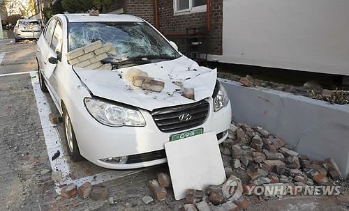 지진 피해 겪은 포항시민 3명 중 2명 "떠나고 싶다"