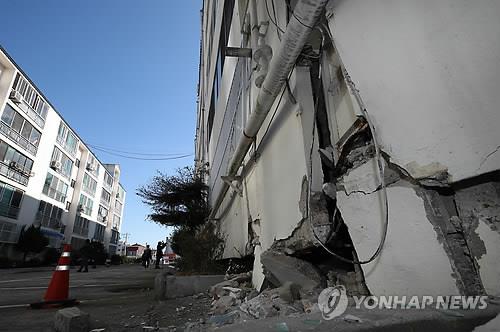 지진 피해 겪은 포항시민 3명 중 2명 "떠나고 싶다"