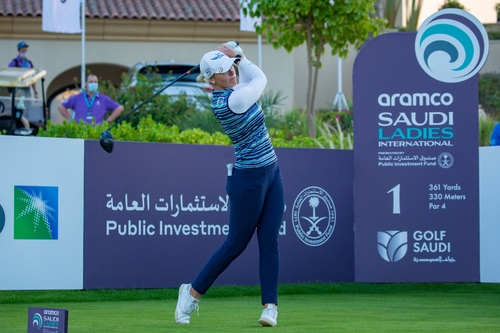 사우디아라비아 첫 여자 골프 대회 개막…선수들은 긴 바지 착용