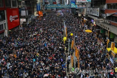 중국 '홍콩 야당의원 축출'로 서방의 거센 비판 직면