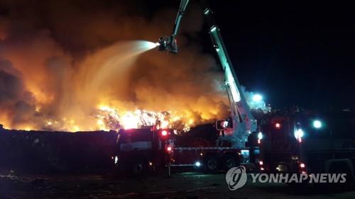 구미 생활폐기물 매립장 불 엿새째…주민 연기·악취 시달려