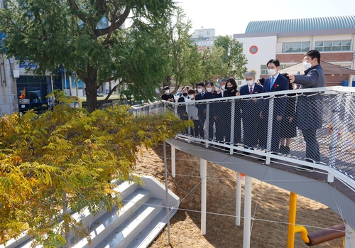 평범한 운동장이 '학교 안 마을배움터'로 탈바꿈