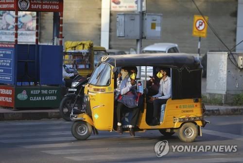 10만명 육박했던 인도 신규 확진자, 어느새 2만명대로 '뚝'