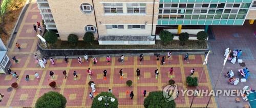 "하교 말고 대기하세요"…학부모 잇단 확진에 각급 학교 술렁