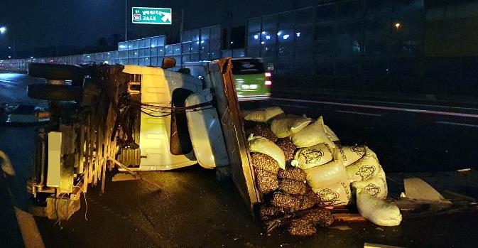 트럭 넘어지며 남해고속도로에 바지락 '와르르'…1명 경상