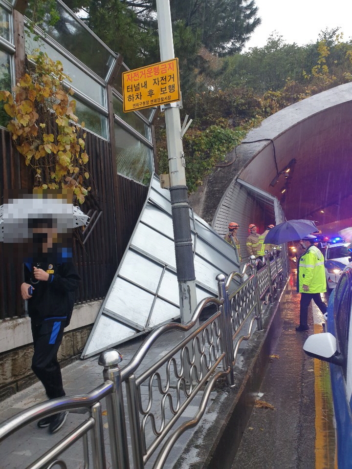 부산 출근길 기습한 초속 23m 비바람…강풍 피해 잇달아